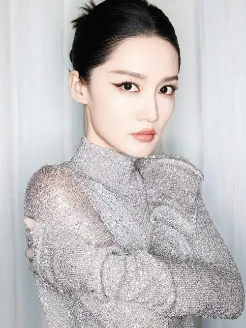 李沁亮相 balenciaga 25 春季系列上海发布秀,身形勾勒与眼妆点缀相得