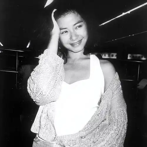 63岁钟楚红真实状态曝出,和亲妹台北约会吃饭,满脸皱纹无惧衰老