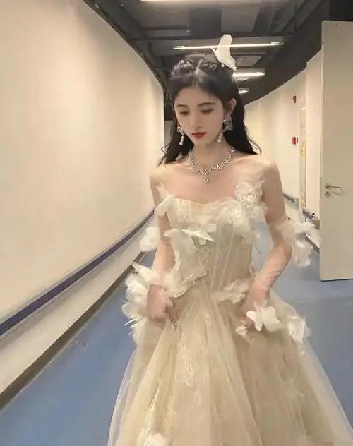 鞠婧祎耍大牌?电梯门事件曝光,原是代拍人员赖着不走