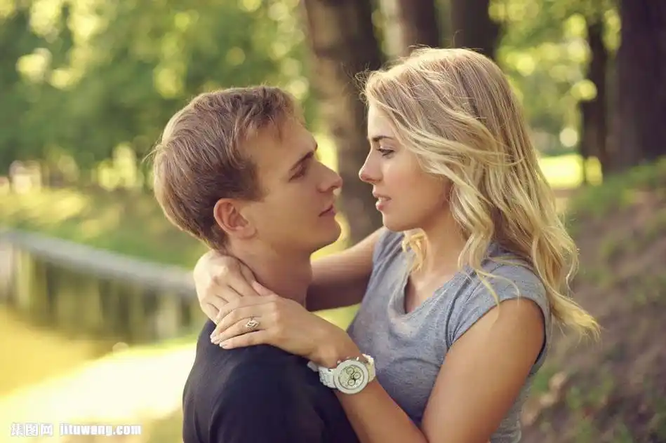 野外拥抱的男女图片素材下载(图片id:660134)_-新人情侣-图片素材_ 集