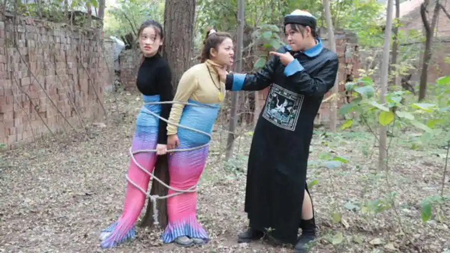 美人鱼的世界13:僵尸一路尾随,打伤小楠,把美人鱼绑在了树上