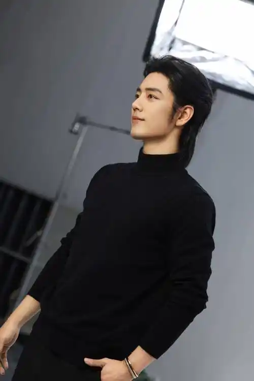 肖战近照曝光,丰神俊朗,引发百万点赞_照片_作品_气质