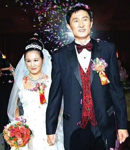 杜锋已成人生赢家,身价千万拥美丽娇妻,娇妻背景不一般!