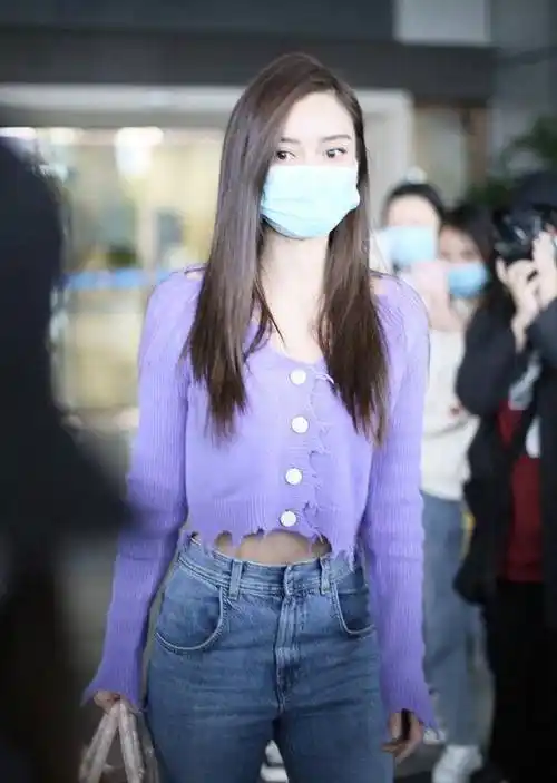 原创angelababy机场照同穿短款上衣可酷飒可甜美你更喜欢哪一款