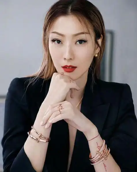 51岁郑秀文暴瘦20斤认不出!面黄肌瘦似老太,老公许志安曾出轨