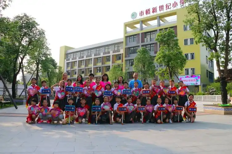 新世纪小学开学啦校花也来欢迎同学们回校