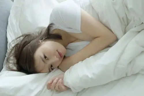 宅男女神性感低胸白t恤美乳诱人写真图片