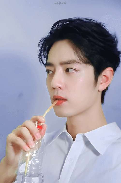 肖战 喝水的样子好可爱呐