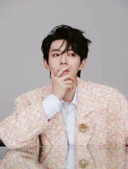 图片来源于:@邓为d邓为的粉色系穿搭更打动人心精致的脸在粉色大衣