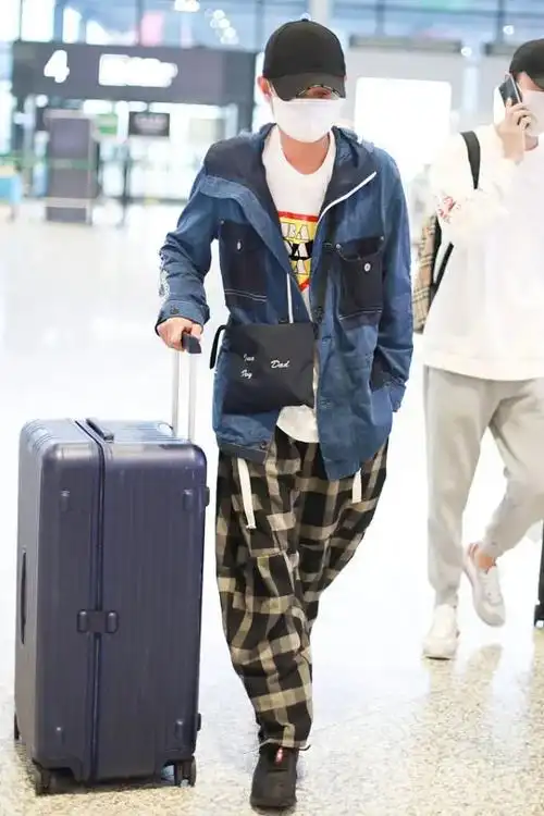 身高172的文章很敢穿,工装夹克 格纹阔腿裤,造型个性潮流