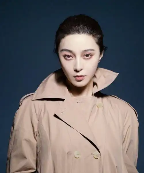 范冰冰的脸真高级,画大黑眼圈头发凌乱美,穿皮衣双手插兜太霸气