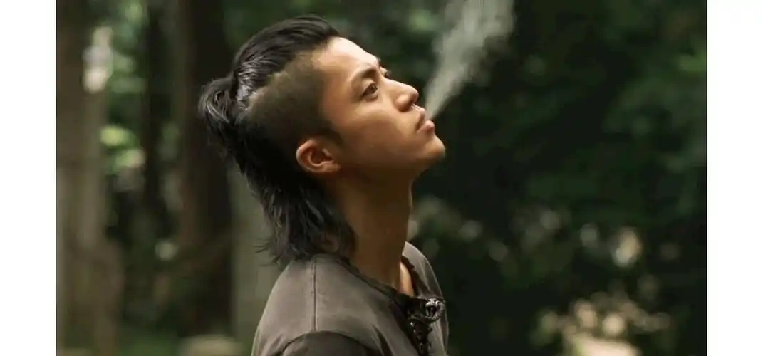 小栗旬在热血高校里也曾梳过man bun.