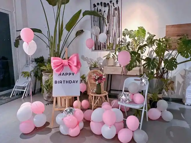 一个粉色系的生日主题聚会桌