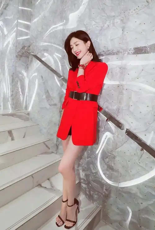 江疏影,红色显的腿更白了_高清图集_新浪网