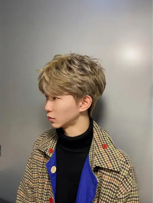 适合脸型:圆脸方脸长脸椭圆脸菱形脸男生韩式四六分气垫发型头顶自然