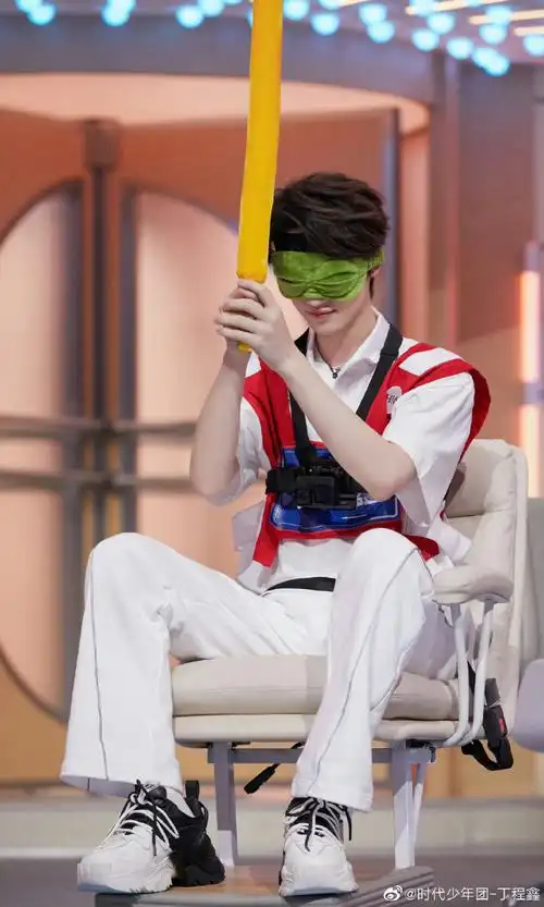 丁程鑫你好星期六黑色发带剧照##丁程鑫你好星期六发带剧照