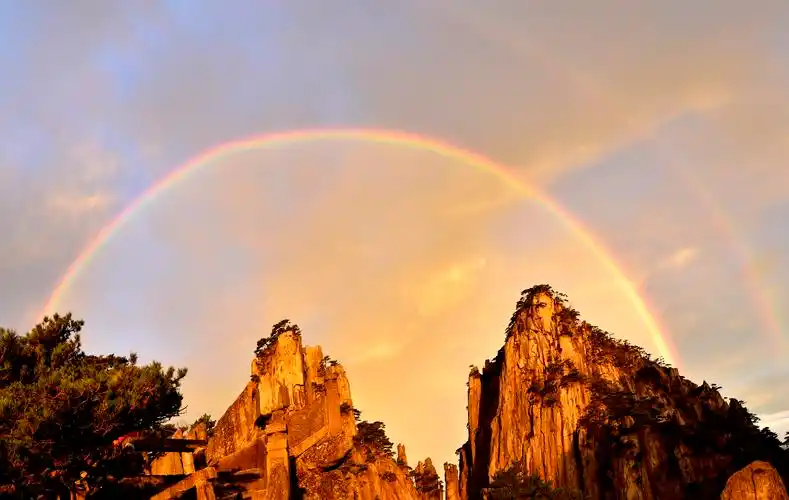 黄山风景区上演东边日出西边雨,双彩虹和佛光同现奇景!