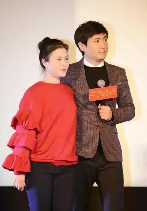 沈腾老婆长得不美但有福相穿红衣黑裤扎丸子头40多岁状态很好