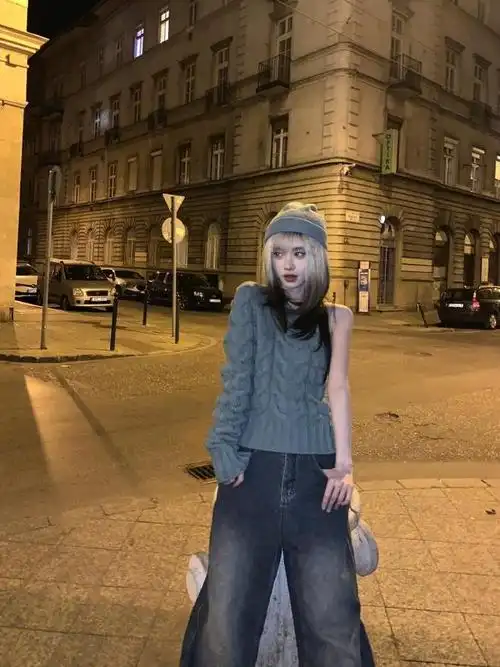 鞠婧祎不愧为新造型女孩不对称针织毛衣搭配牛仔裤休闲又时尚