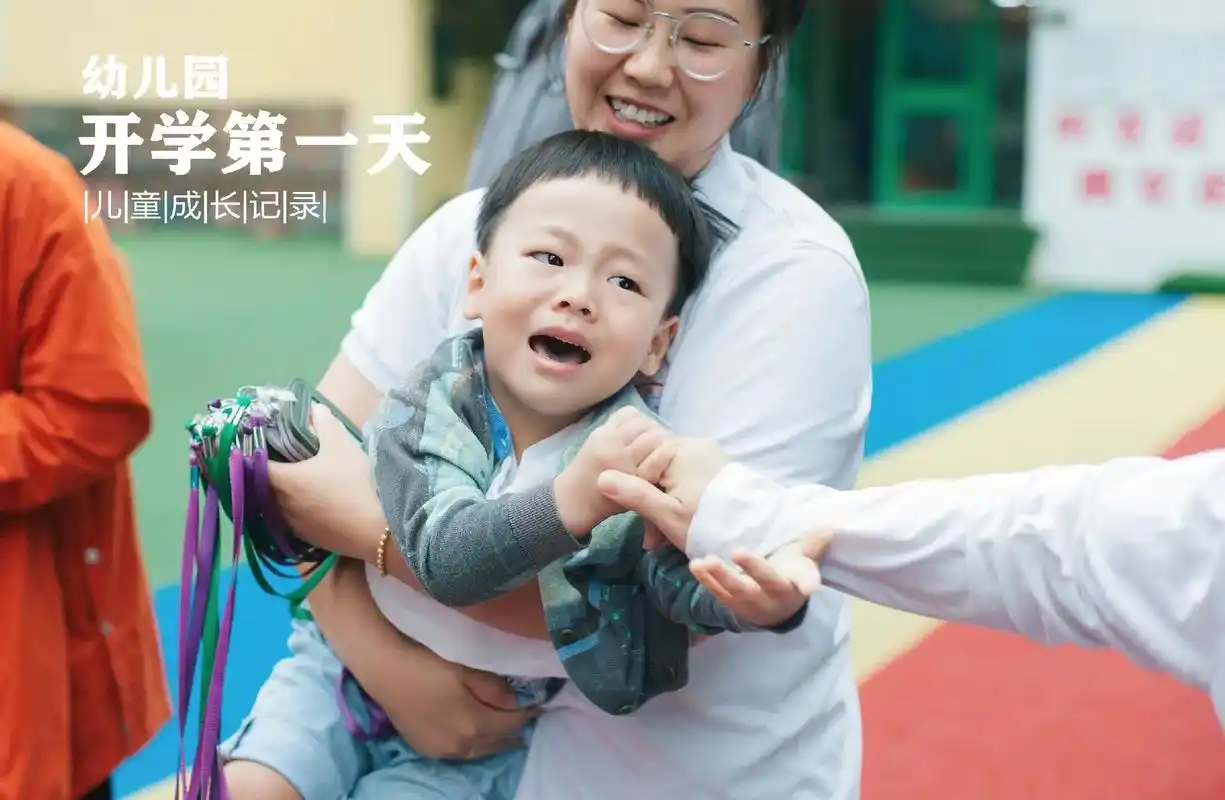 宝宝第一次去幼儿园的样子值得记录.#小班入园第一天 #开学季 - 抖音