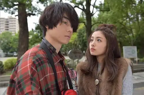 男生眼神躲闪女生还追吗男生见女生眼神躲闪