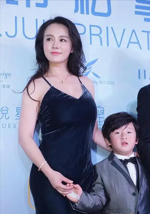 冉莹颖前凸后翘大秀蚂蚁腰辣妈的别样的人生太精彩