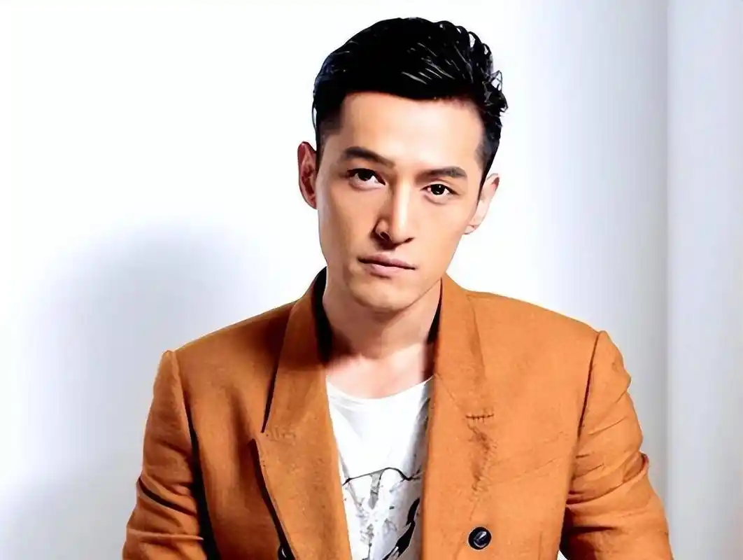 胡歌回应为何常在西藏青海被偶遇,称自然有治愈的作用