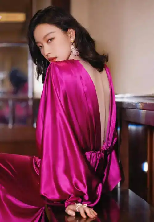 倪妮玫红色深v长裙写真,华丽复古,美艳明媚_设计_女王_大气