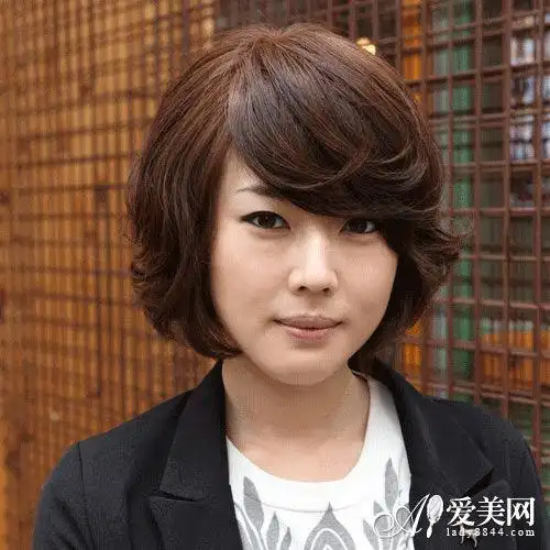 韩国女生短卷发利落造型魅力四射