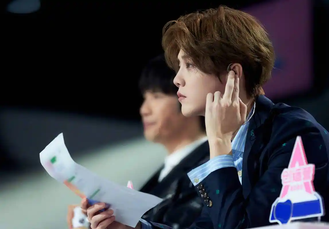 鹿晗最新上班图,藏青西装搭配浅蓝条纹衬衫,绅士典雅!