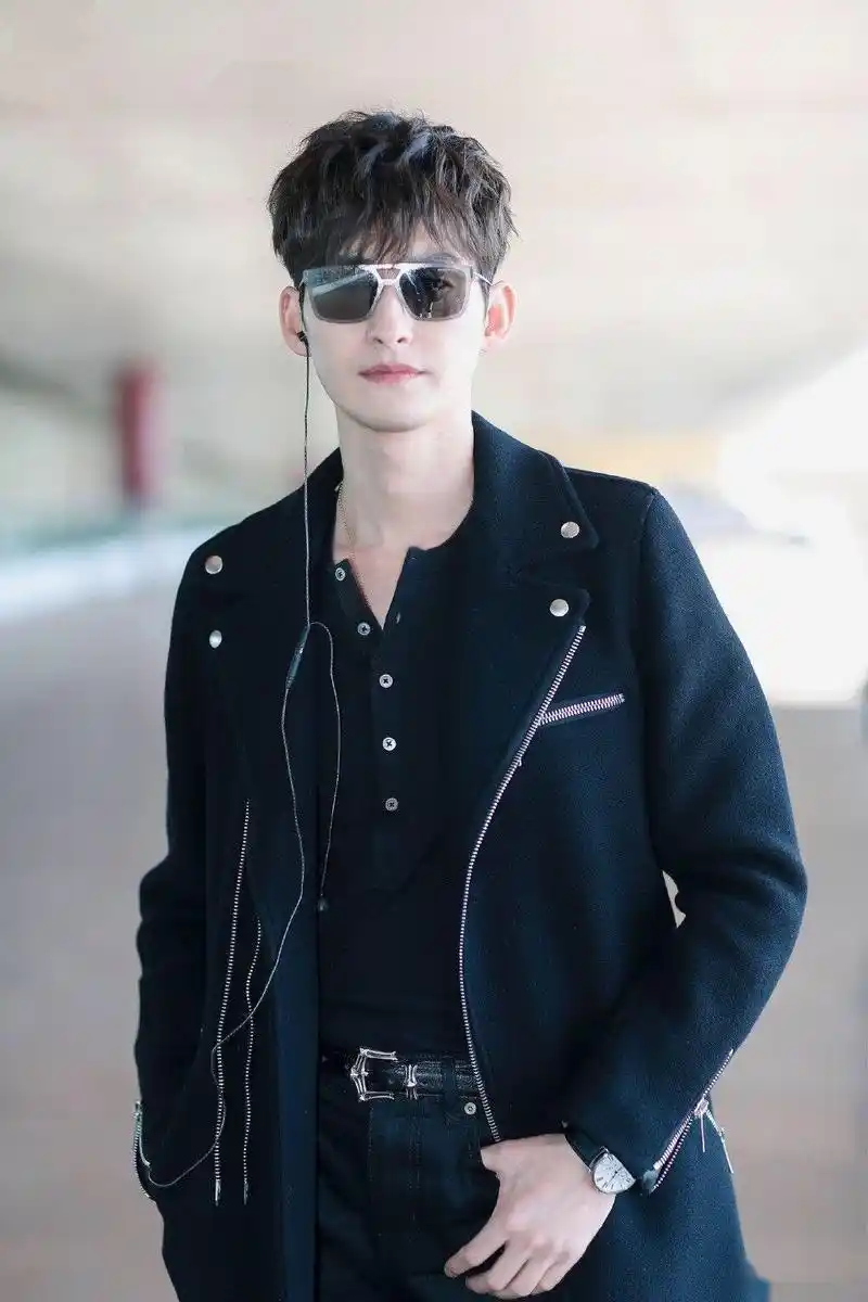 2019年1月15日,张翰现身北京机场,当天他身穿黑色大衣内搭黑t,下身穿