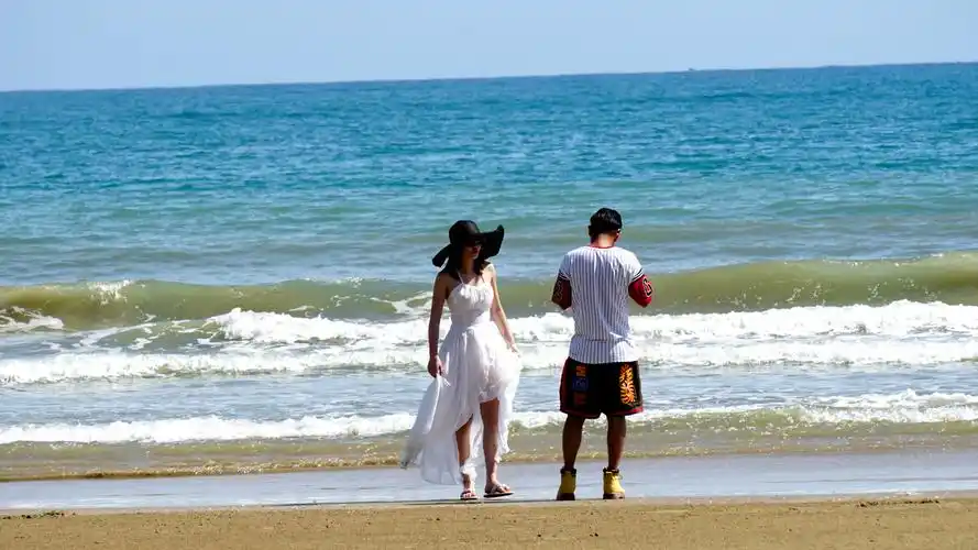 美丽的三亚湾,烈日下一对情侣或女青年在拍海边写真,佩服佩服 - 林林