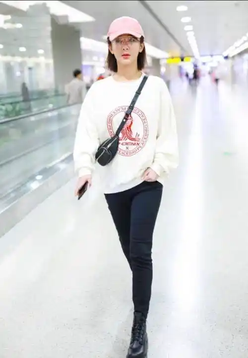 杨紫我相信你89斤,机场一身黑色穿搭秀铅笔腿,衣服图案实力抢镜_卫衣