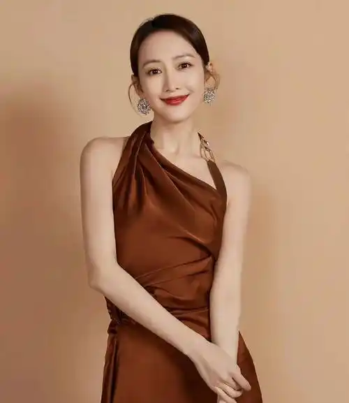 "玫瑰美人"王鸥红色时尚裙尽显艳丽本色,身材高挑,像美神降临