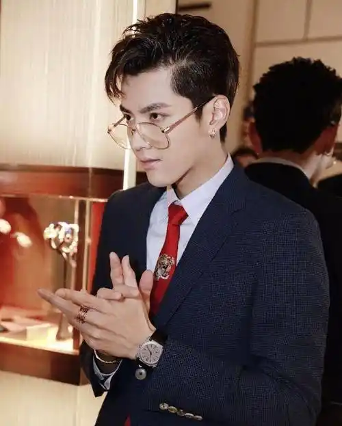 胡歌一如既往的成熟男人风,锐利的目光配上眼镜,儒雅又帅气,像稳重的