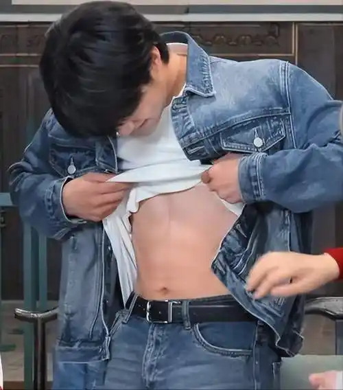 刘耀文露腹肌备受争议,导演吴彤被"围攻"