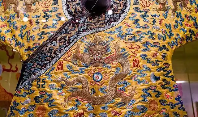 国宝寻踪之实拍真正的清代皇帝龙袍