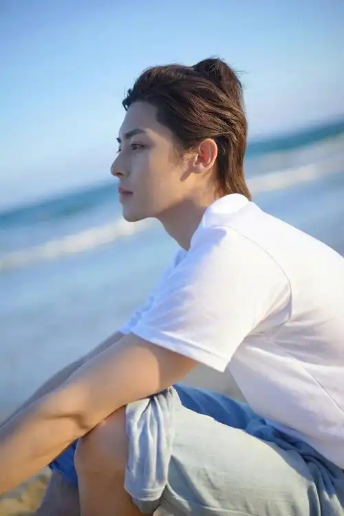 号螺号记号和侯明昊#@侯明昊neo小侯海边写真上线~利落短发干净造型