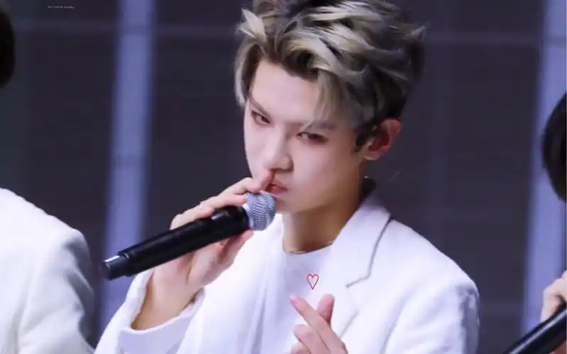 justin黄明昊cgc潮流女孩盛典红毯走秀