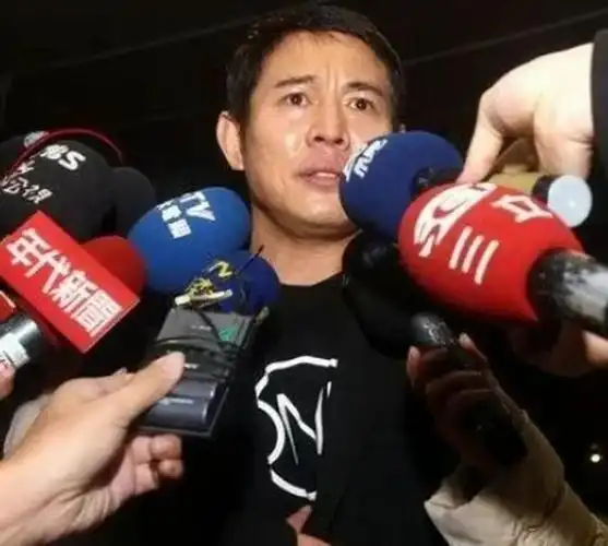 日本记者质问李连杰南京大屠杀死了30万人你们一个个数的他一句话让