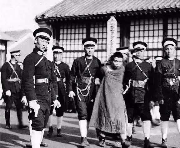 一组死刑犯临刑前的照片,最后一图是他们最后的断头饭,看完绝望