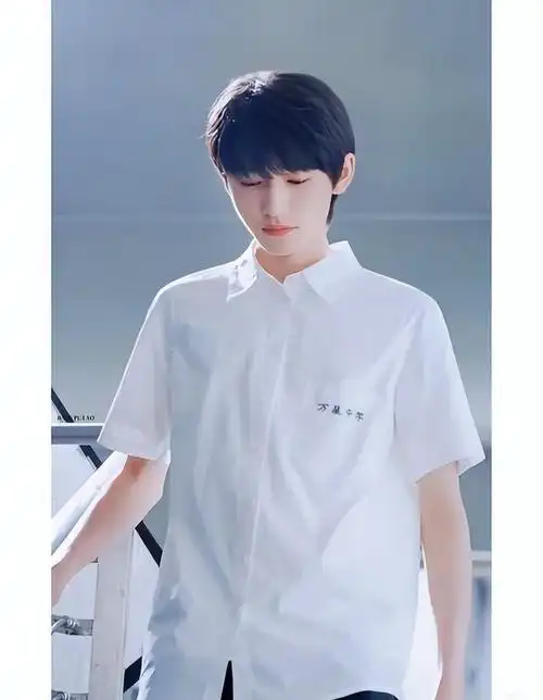 当肖战,龚俊,宋亚轩等一众男星穿上校服,你最想和谁做同桌?