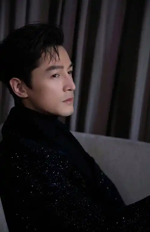 明星胡歌时尚写真:男神气质,气宇不凡