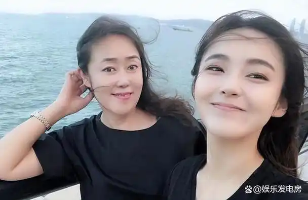 冻龄女神张佳宁出道14年零绯闻成名后送母百万豪宅