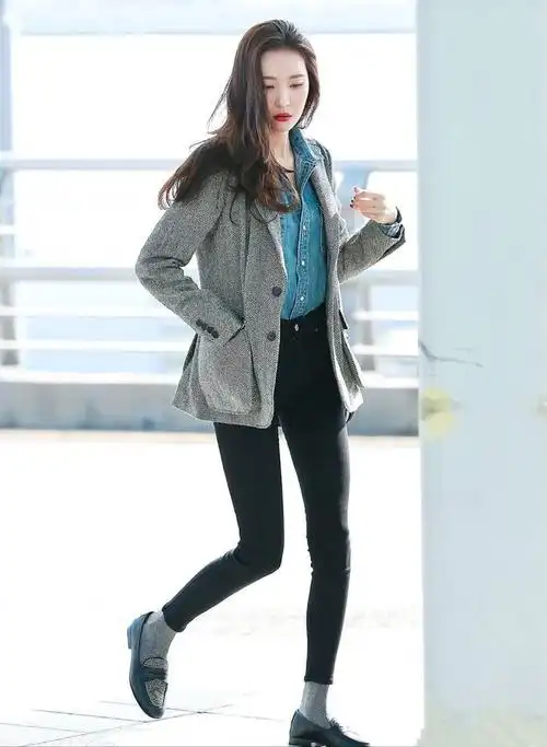 黑色上衣搭配蓝色紧身牛仔裤,脚上配了一双黑色马丁靴,宣美的腿真是又