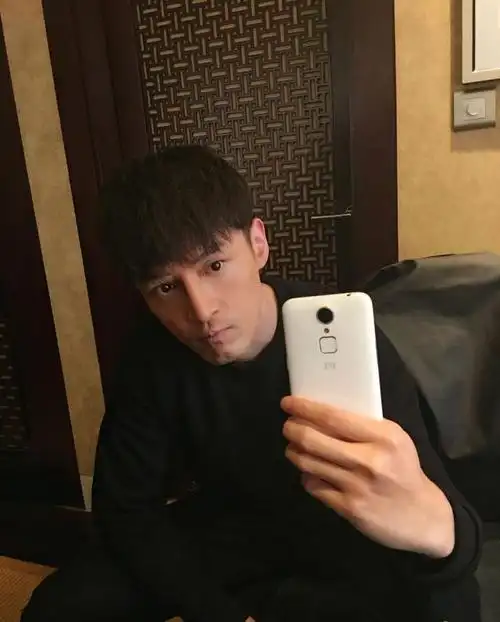 胡歌自黑拍搞怪照片,嘴粘雪糕脸放门缝