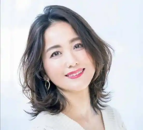 50 女人适合烫什么发型?这些减龄烫发了解一下,时髦显脸小!