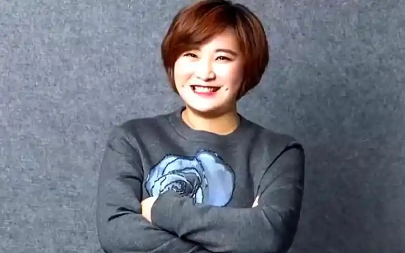 瓜子脸,双梨涡,贾玲年轻时放牛的模样有多清纯#娱乐圈 #明星#娱乐