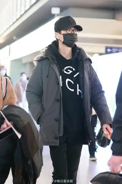 2020年12月19日,北京,许嵩现身机场.