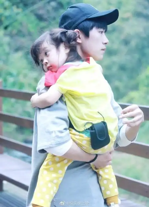 易烊千玺温暖的怀抱有猫和宝宝～太有爱的画面啦!